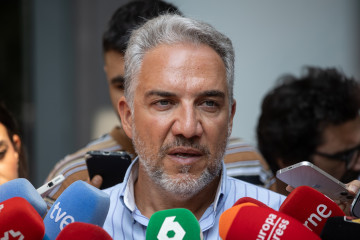 Archivo - El vicesecretario de Política Autonómica, Municipal y Análisis Electoral del PP, Elías Bendodo, atiende a los medios de comunicación, en la sede del PP, a 21 de agosto de 2025, en Madri