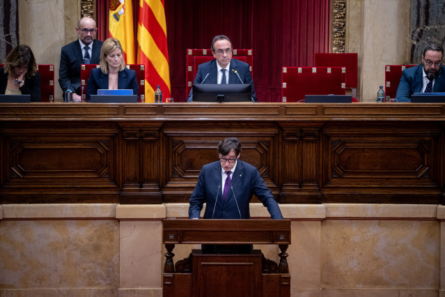 Archivo - El presidente de la Generalitat, Salvador Illa, en el Parlamento catalán en una imagen de archivo.