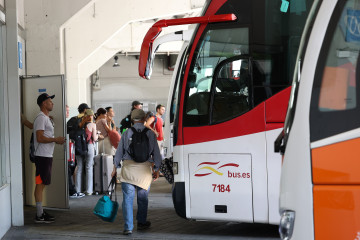Archivo - Varias personas esperan para subirse a un autobús en la estación de autobuses de Méndez Álvaro