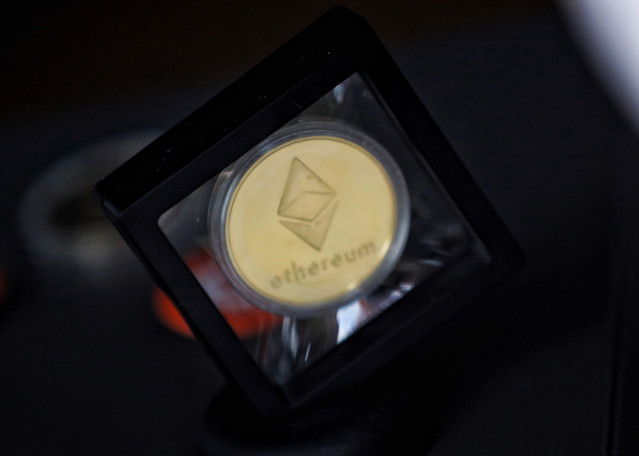Archivo - Una criptomoneda de ethereum, a 14 de septiembre de 2022, en Madrid (España). .