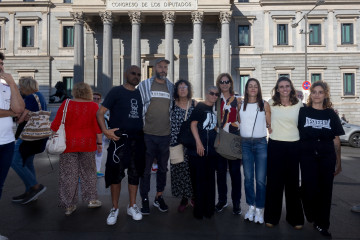 Integrantes de la Global Sumud Flotilla ofrecen declaraciones a los medios, frente al Congreso de los Diputados, a 7 de octubre de 2025, en Madrid (España).