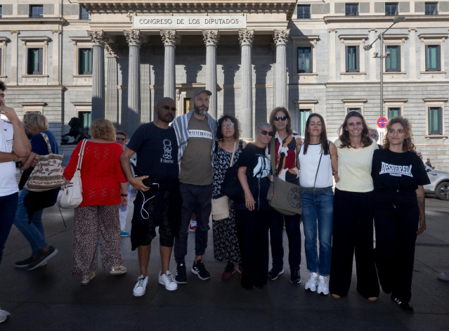 Integrantes de la Global Sumud Flotilla ofrecen declaraciones a los medios, frente al Congreso de los Diputados, a 7 de octubre de 2025, en Madrid (España).