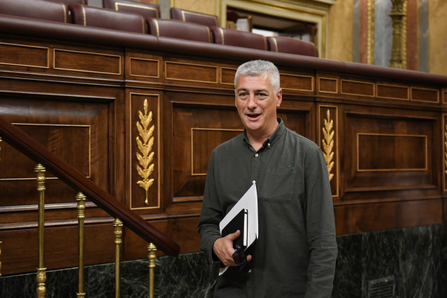 Archivo - El diputado de EH Bildu, Oskar Matute, durante un pleno en el Congreso de los Diputados, a 10 de junio de 2025, en Madrid (España).