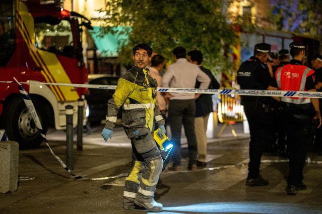 Varios agentes de Policía y Bomberos trabajan en las inmediaciones donde se ha derrumbado un edificio en obras, en la zona de Ópera, a 7 de octubre de 2025, en Madrid (España). Tres personas han resultado heridas en el derrumbe parcial de un edificio en o