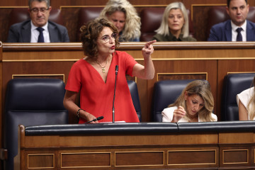 La vicepresidenta primera y ministra de Hacienda, María Jesús Montero, interviene durante una sesión de Control al Gobierno, en el Congreso de los Diputados, a 7 de octubre de 2025, en Madrid (Espa
