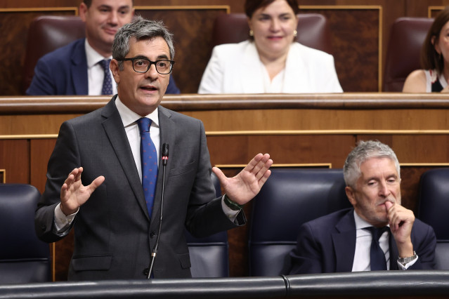 El ministro de la Presidencia, Relaciones con las Cortes y Justicia, Félix Bolaños, interviene durante una sesión de control al Gobierno en el Congreso de los Diputados, a 17 de septiembre de 2025, en Madrid (España).