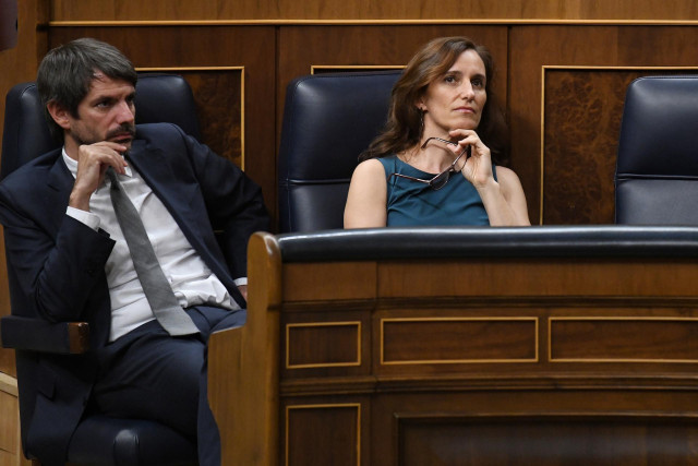 Archivo - El ministro de Cultura, Ernest Urtasun y la ministra de Sanidad, Mónica García, durante una sesión plenaria extraordinaria, en el Congreso de los Diputados, a 22 de julio de 2025, en Madrid (España).