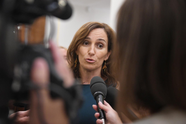 Archivo - La ministra de Sanidad, Mónica García, ofrece unas declaraciones a la prensa, a su salida de una sesión plenaria extraordinaria, en el Congreso de los Diputados, a 22 de julio de 2025, en Madrid (España).