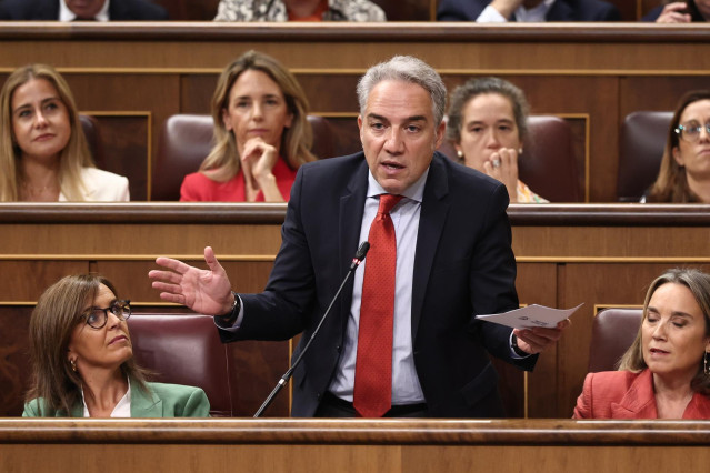 El vicesecretario de coordinación autonómica del PP, Elías Bendodo, interviene durante una sesión de Control al Gobierno, en el Congreso de los Diputados, a 7 de octubre de 2025, en Madrid (España).