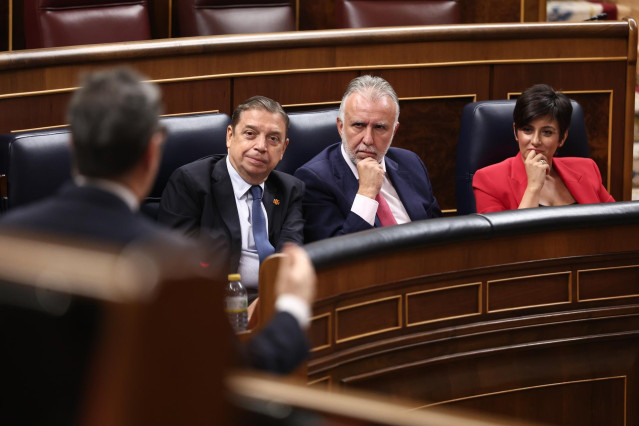 (I-D) El ministro de Agricultura, Pesca y Alimentación, Luis Planas; el ministro de Política Territorial y Memoria Democrática, Ángel Víctor Torres, y la ministra de Vivienda y Agenda Urbana, Isabel Rodríguez, durante una sesión de Control al Gobierno,