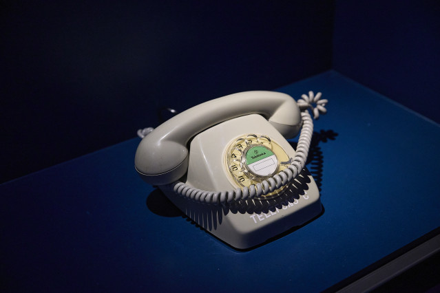 Archivo - Un teléfono en la exposición ‘Exponencial. De analógicos a digitales’, en el Espacio Fundación Telefónica de Madrid, a 24 de agosto de 2025, en Madrid (España).