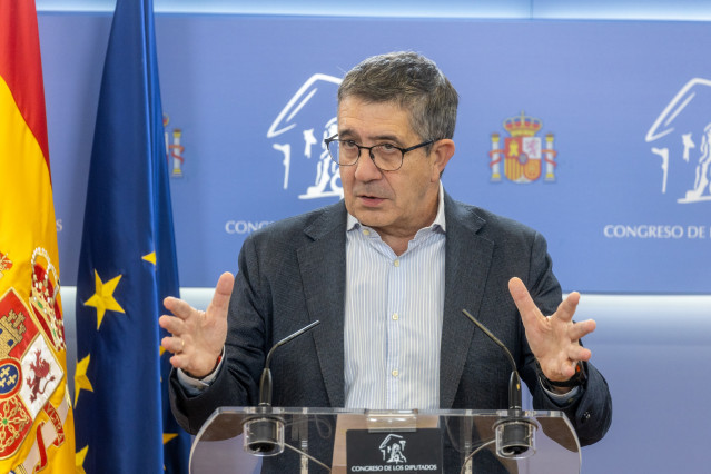 El portavoz del PSOE en el Congreso, Patxi López, durante una rueda de prensa posterior a la Junta de Portavoces, en el Congreso de los Diputados, a 1 de octubre de 2025, en Madrid (España).