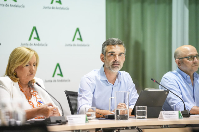 El consejero de Agricultura, Pesca, Agua y Desarrollo Rural, Ramón Fernández-Pacheco (c) durante la reunión. A 07 de octubre de 2025, en Sevilla (Andalucía, España).
