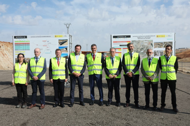 El presidente del Gobierno, Pedro Sánchez, acompañado por el ministro de Transportes y Movilidad Sostenible, Óscar Puente, visita las obras del primer tramo de la autovía A-58
