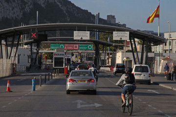 Archivo - Vehículos en la aduana entre Gibraltar y La Línea de la Concepción en una imagen de archivo.