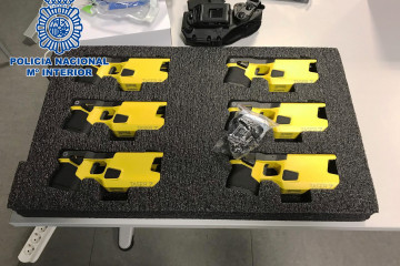 Archivo - Dispositivos de pistolas eléctricas tipo Táser adquiridos por la Policía Nacional