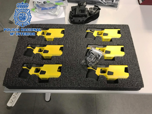 Archivo - Dispositivos de pistolas eléctricas tipo Táser adquiridos por la Policía Nacional