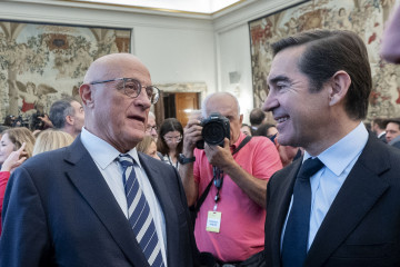 Archivo - El presidente del BBVA, Carlos Torres Vila (d), y el presidente del Banco Sabadell, Josep Oliu (i), en el Banco de España, en el Banco de España, a 24 de septiembre de 2024, en Madrid (Esp