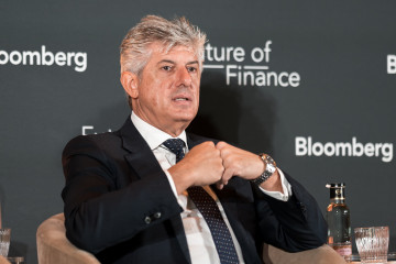 El consejero delegado de Cellnex Telecom, Marco Patuano, interviene durante el foro de Bloomberg 
