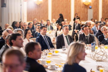 El Lehendakari del Gobierno Vasco, Imanol Pradales (2i), y el presidente del PNV, Aitor Esteban (2d), durante un desayuno informativo de Fórum Europa, a 8 de octubre de 2025 en Madrid