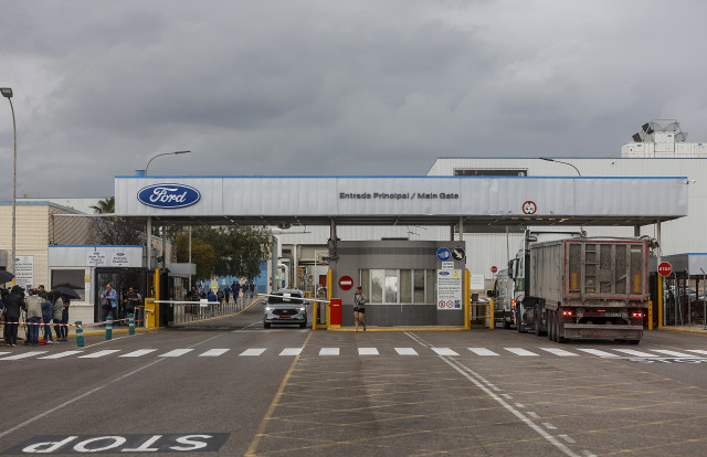 Archivo - Varios trabajadores en la fábrica de Ford, a 12 de junio de 2024, en Almussafes, València, Comunidad Valenciana (España).