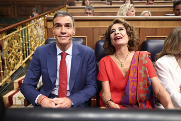El presidente del Gobierno, Pedro Sánchez, y la vicepresidenta primera y ministra de Hacienda, María Jesús Montero, durante una sesión de Control al Gobierno, en el Congreso de los Diputados, a 7 