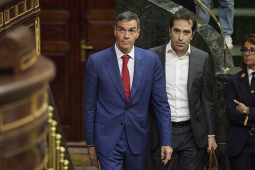 El presidente del Gobierno, Pedro Sánchez, y el ministro de Economía, Comercio y Empresa, Carlos Cuerpo, durante una sesión plenaria, que facilitaría que el Gobierno salvara la Ley de Movilidad So