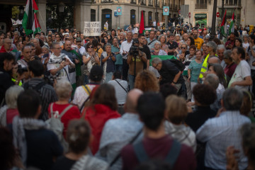 Un grupo de personas con banderas palestinas durante una concentración en contra el secuestro de Israel a la flotilla Thousands Madleens, frente al Ministerio de Asuntos Exteriores, a 8 de octubre de