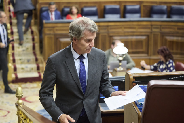 El presidente del Partido Popular, Alberto Núñez Feijóo, durante una sesión plenaria, en el Congreso de los Diputados, a 7 de octubre de 2025, en Madrid (España).