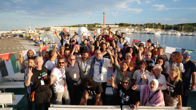 Archivo - Activistas de la Flotilla de la Libertad, que intentaba trasladar ayuda humanitaria a la Franja de Gaza antes de ser asaltada por el Ejército de Israel en aguas internacionales en el mar Mediterráneo