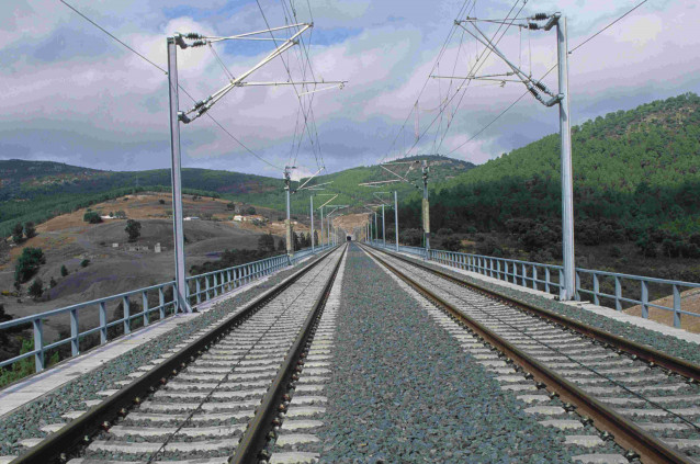 Archivo - Imagen de un tramo de vía ferroviaria