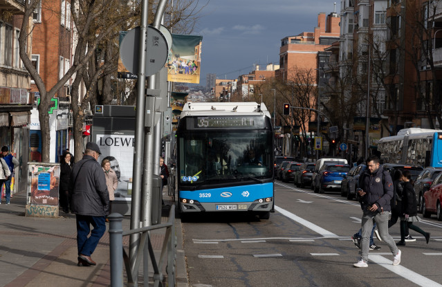 Archivo - Un autobús de la EMT.
