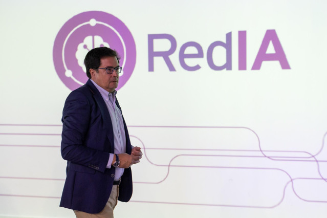 Archivo - El ministro para la Transformación Digital y de la Función Pública, Óscar López, inaugura el acto de presentación de las iniciativas RedIA y RedIA salud, en el Espacio Ventas, a 17 de julio de 2025, en Madrid (España). Estas iniciativas están de