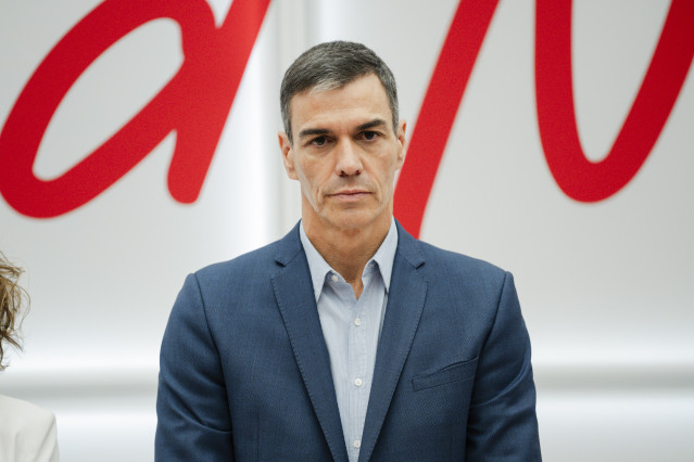 El presidente del Gobierno y secretario general del PSOE, Pedro Sánchez, preside la reunión de la Comisión Ejecutiva Federal (CEF) en la sede del PSOE en la calle Ferraz, a 9 de octubre de 2025, en Madrid (España).