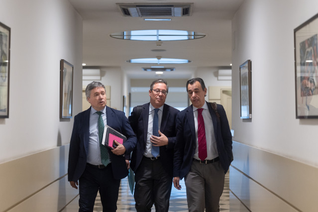 Archivo - El secretario general del PP de Madrid, Alfonso Serrano (c), llega a la Comisión de Investigación sobre el ‘caso Koldo’, en el Senado, a 29 de enero de 2025, en Madrid (España).
