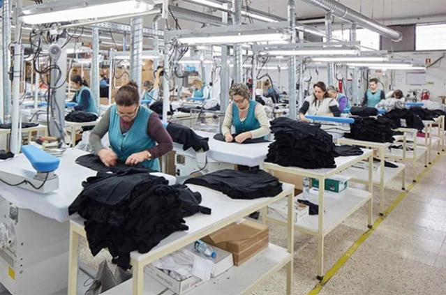 Archivo - Trabajadoras de la industrial del textil y la confección