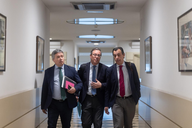 Archivo - El secretario general del PP de Madrid, Alfonso Serrano (c), llega a la Comisión de Investigación sobre el ‘caso Koldo’, en el Senado, a 29 de enero de 2025, en Madrid (España).