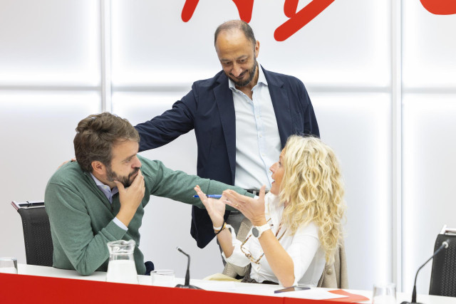 La portavoz del PSOE, Montse Mínguez junto a los miembros de la Ejecutiva Juan Francisco Serrano y Alfonso Gómez de Celis.