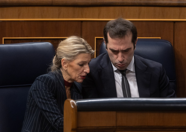 Archivo - La vicepresidenta segunda y ministra de Trabajo, Yolanda Díaz y el ministro de Economía, Carlos Cuerpo, durante una sesión plenaria, en el Congreso de los Diputados, a 27 de noviembre de 2024, en Madrid (España).