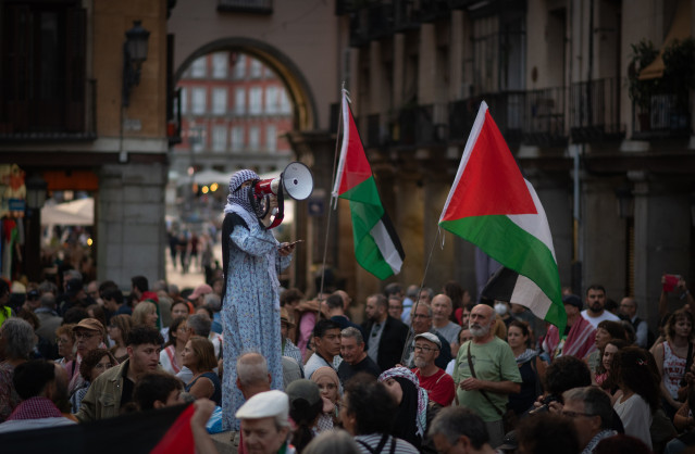 Un grupo de personas con banderas palestinas durante una concentración en contra de la interceptación de la Flotilla de la Libertad