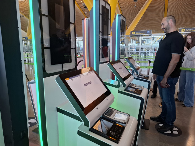 Cabinas en el aeropuerto Adolfo Suárez Madrid-Barajas para el nuevo sistema EES de control de fronteras europeo automatizado