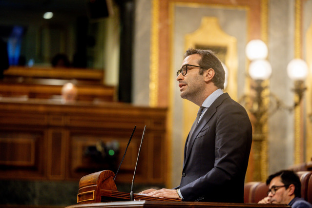 El ministro de Economía, Comercio y Empresa, Carlos Cuerpo, durante una sesión plenaria, en el Congreso de los Diputados, a 7 de octubre de 2025, en Madrid (España). El Pleno del Congreso debate y vota hoy la Iniciativa Legislativa Popular (ILP) promovida