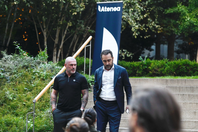 El empresario Víctor de Aldama (d) y el líder de Desokupa, Daniel Esteve (i), a su llegada a la presentación del exportavoz de Vox, Iván Espinosa de los Monteros de su nuevo ‘think tank’ ‘Atenea’.