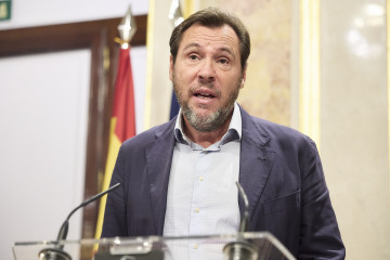 El ministro de Transportes y Movilidad Sostenible, Óscar Puente, ofrece una rueda de prensa tras una sesión plenaria, en el Congreso de los Diputados, a 7 de octubre de 2025, en Madrid (España). El