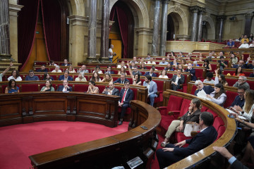Archivo - Votación durante una sesión plenaria en el Parlament de Catalunya. Foto de archivo