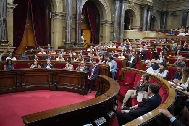 Archivo - Votación durante una sesión plenaria en el Parlament de Catalunya. Foto de archivo
