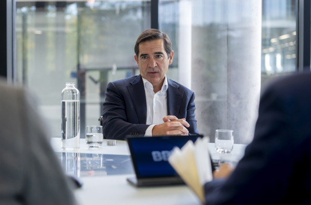 El presidente del BBVA, Carlos Torres Vila, durante una entrevista para Europa Press, en el edificio ‘La Vela’, en la ciudad del BBVA, a 8 de octubre de 2025, en Madrid (España).
