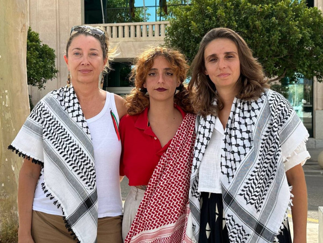 Las activistas mallorquinas integrantes de la Global Sumud Flotilla Reyes Rigo (i), Alejandra Martínez (c) y Lucía Muñoz (d).