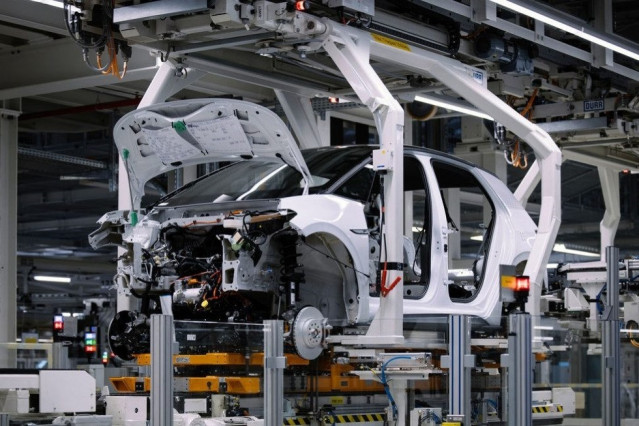 Archivo - Producción de un vehículo de Volkswagen