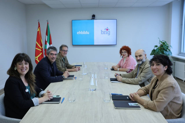 Delegaciones de EH Bildu y BNG en el encuentro mantenido en Bilbao.